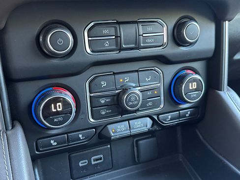 Used 2024 Chevrolet Suburban LT image 30