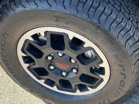 Used 2024 Toyota Tacoma TRD Off-Road w/ TRD Off Road Premium Package AWD/4WD image 10