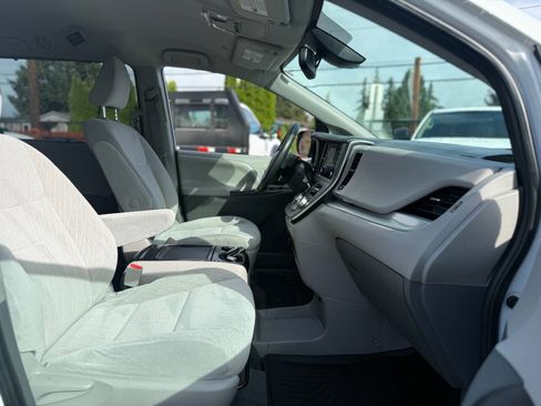 Used 2020 Toyota Sienna LE w/ LE Preferred Package FWD image 24