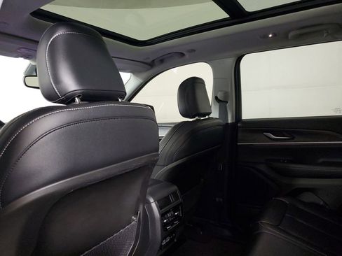 Used 2023 Jeep Grand Cherokee Limited w/ Black Appearance Package AWD/4WD image 11