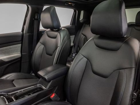 Certified 2025 Jeep Compass Latitude w/ Sun & Sound Group AWD/4WD image 12
