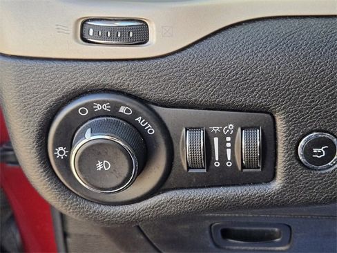 Used 2017 Jeep Cherokee Latitude w/ Comfort/Convenience Group image 28