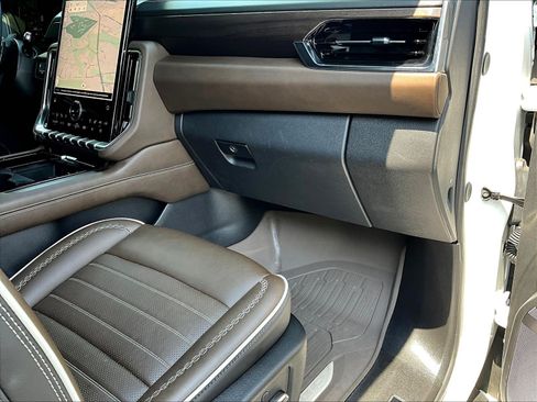 Used 2025 GMC Yukon Denali Ultimate AWD/4WD image 27