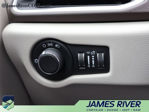 Used 2017 Chrysler Pacifica LX image 29