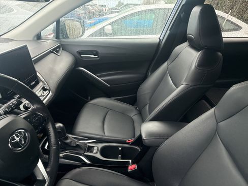 Used 2023 Toyota Corolla Cross XLE image 6