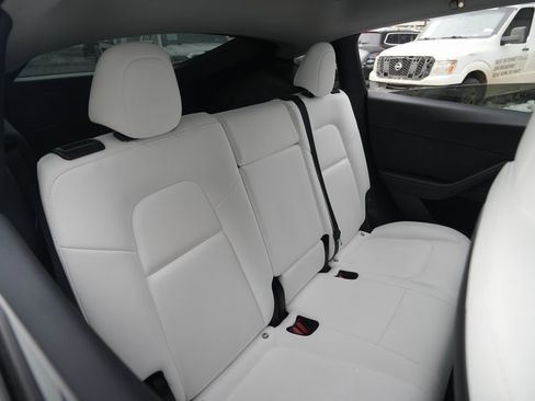 Used 2022 Tesla Model Y Long Range image 21