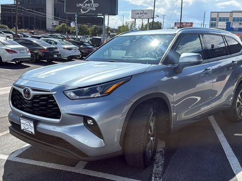 Used 2021 Toyota Highlander XLE AWD/4WD image 7