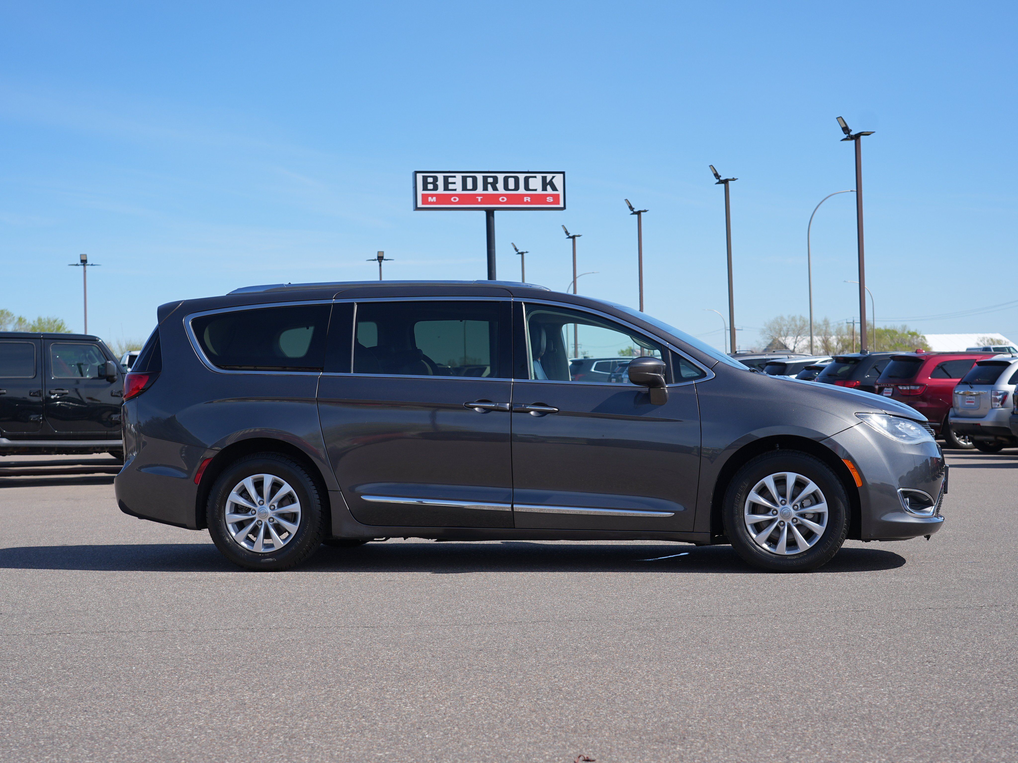 Used 2018 Chrysler Pacifica Touring-L w/ Premium Audio Group FWD image 2