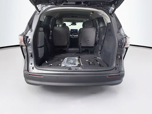 Used 2025 Toyota Sienna XLE FWD image 31