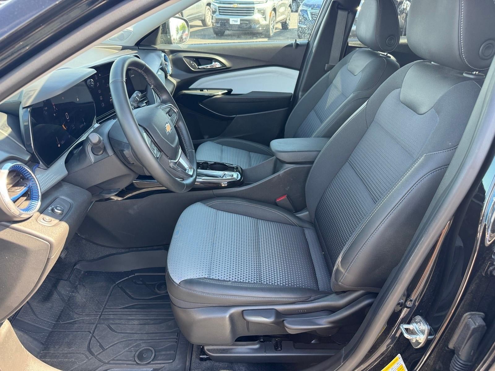 Used 2025 Chevrolet Trax LT w/ LT Convenience Package FWD image 5