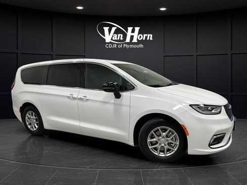Used 2026 Chrysler Pacifica Select FWD image 1