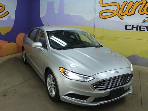 Used 2018 Ford Fusion SE w/ Equipment Group 202A FWD image 2