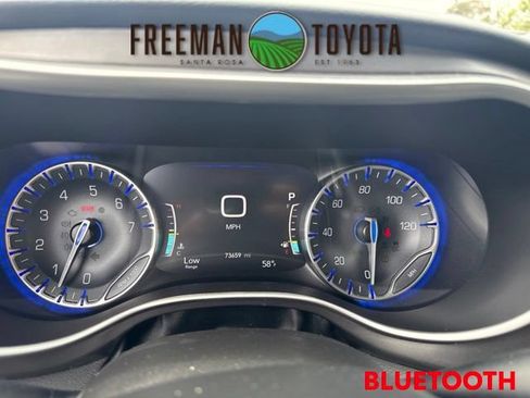 Used 2023 Chrysler Pacifica Touring-L FWD image 8