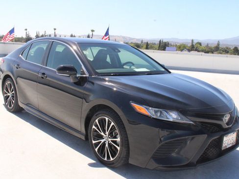 Used 2018 Toyota Camry SE w/ Convenience Package FWD image 2