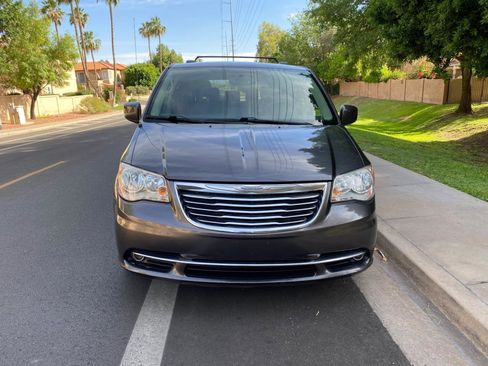 Used 2016 Chrysler Town & Country Touring image 3
