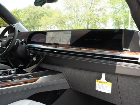 Certified 2026 Cadillac Escalade Platinum Sport w/ LPO, ONYX Package AWD/4WD image 26