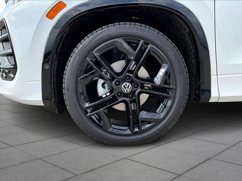 New 2026 Volkswagen Tiguan SE R-Line FWD image 11