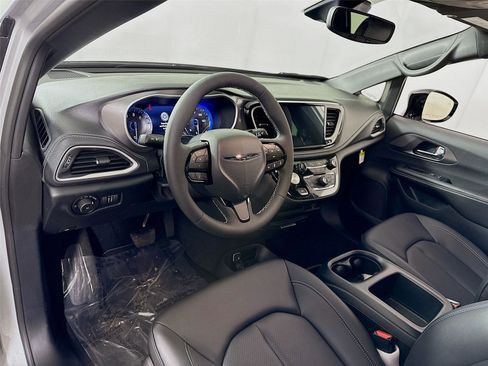 New 2026 Chrysler Pacifica Select w/ S Appearance Package image 4