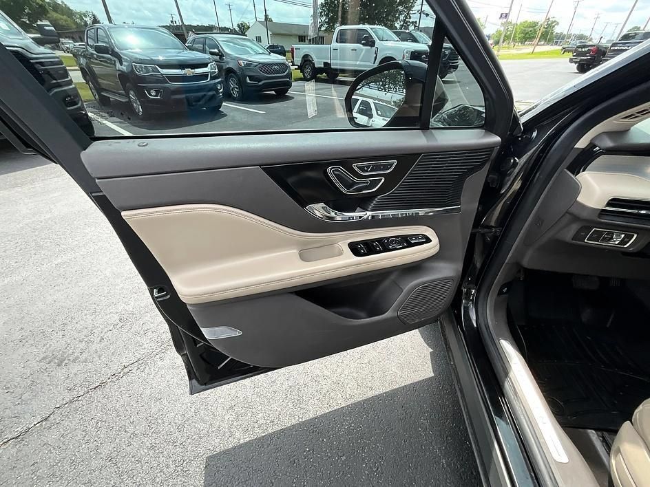 Used 2020 Lincoln Corsair AWD w/ Premium Package image 11