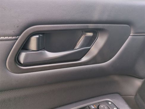 Used 2024 Nissan Pathfinder SV image 12