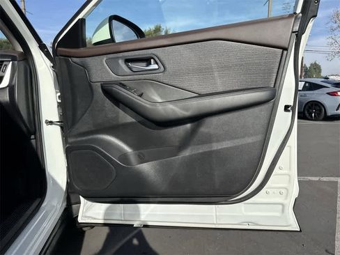 Used 2023 Nissan Rogue SV image 33