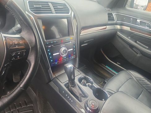Used 2017 Ford Explorer Platinum image 19