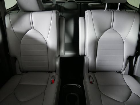 Used 2021 Toyota Highlander XLE image 13