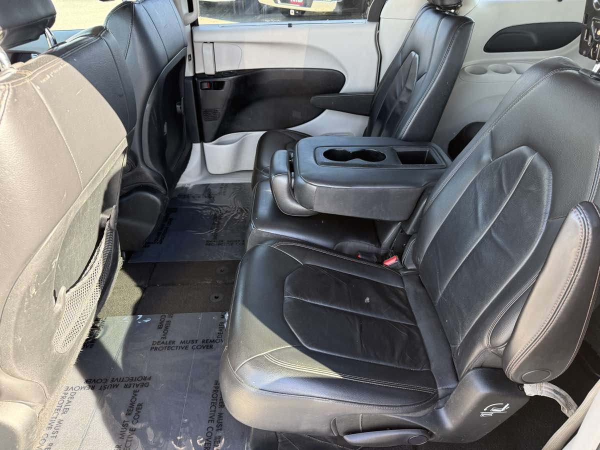 Used 2017 Chrysler Pacifica Touring-L FWD image 10