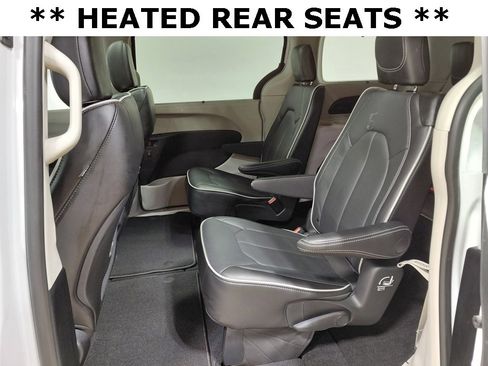 Certified 2024 Chrysler Pacifica Limited image 18