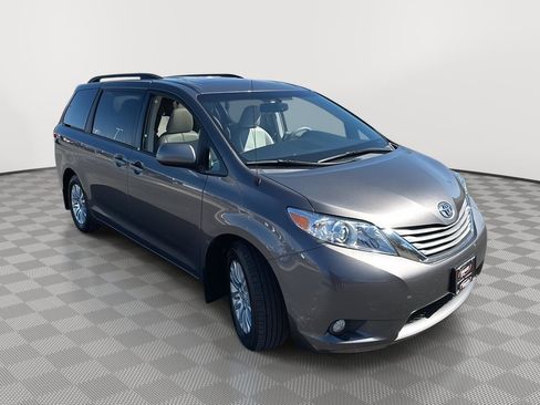 Used 2012 Toyota Sienna XLE image 9