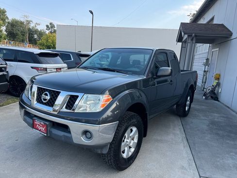 Used 2011 Nissan Frontier SV AWD/4WD image 3