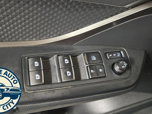 Used 2018 Toyota C-HR XLE FWD image 21