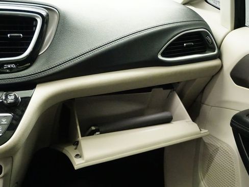 Certified 2018 Chrysler Pacifica Limited image 21