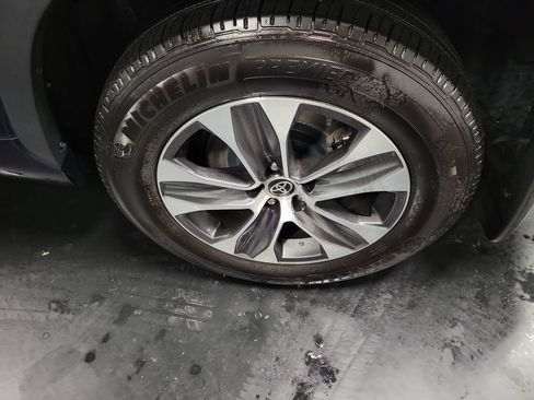 Used 2022 Toyota Highlander XLE AWD/4WD image 12