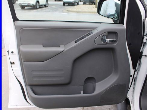Used 2019 Nissan Frontier SL AWD/4WD image 16