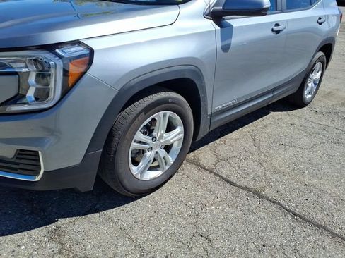 Used 2024 GMC Terrain SLE w/ Driver Convenience Package FWD image 4