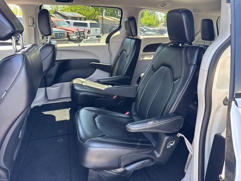 Used 2023 Chrysler Pacifica Touring-L FWD image 7