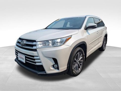 Used 2018 Toyota Highlander XLE AWD/4WD image 3
