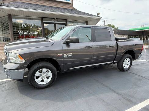 Used 2019 RAM 1500 Classic SLT AWD/4WD image 2