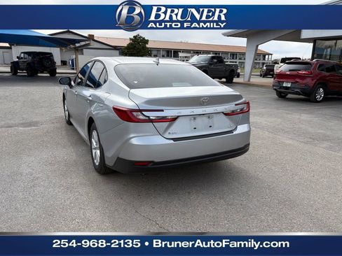 Used 2025 Toyota Camry LE image 9