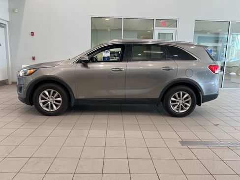 Used 2017 Kia Sorento AWD w/ LX Convenience Package image 4