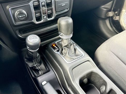 Used 2023 Jeep Gladiator Overland AWD/4WD image 18