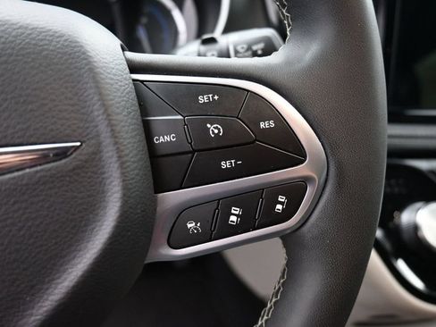 Used 2024 Chrysler Pacifica Limited FWD image 23