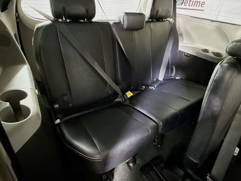 Used 2019 Toyota Sienna SE Premium image 35