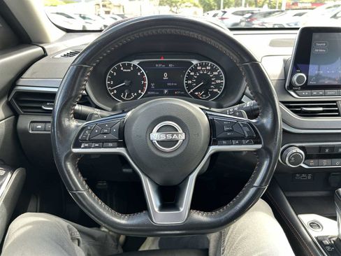 Used 2023 Nissan Altima 2.5 SR FWD image 11