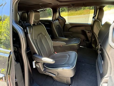 Used 2025 Chrysler Pacifica Limited FWD image 21