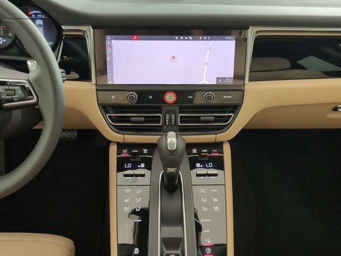 Certified 2025 Porsche Macan AWD/4WD image 25
