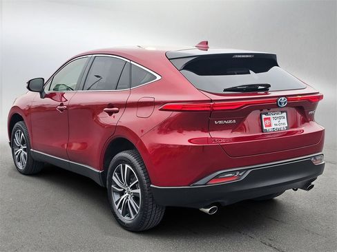 Used 2022 Toyota Venza LE image 9