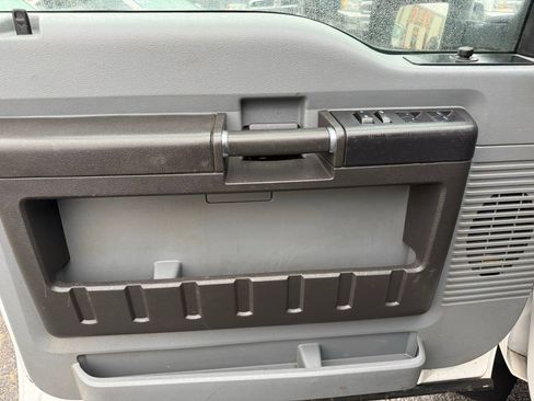 Used 2013 Ford F550 4x4 Crew Cab Super Duty w/ Payload Upgrade Pkg image 10