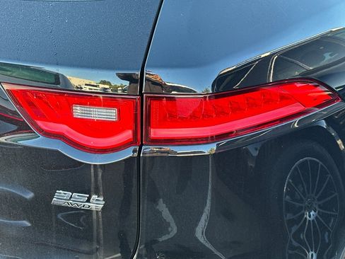 Used 2018 Jaguar F-PACE R-Sport image 14